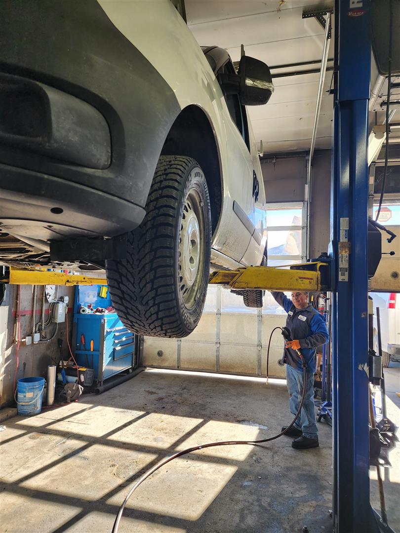 What types of vehicles do you repair at Ski Country Auto Repair and Towing?